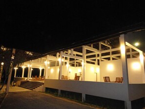 Exterior - Hotel Naaval (Manmunai North)