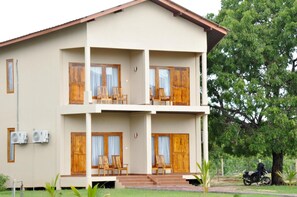 Exterior - Hotel Naaval (Manmunai North)