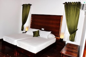 Double or Twin Room with Balcony | Desk, soundproofing, rollaway beds, free WiFi - Hotel Naaval (Manmunai North)
