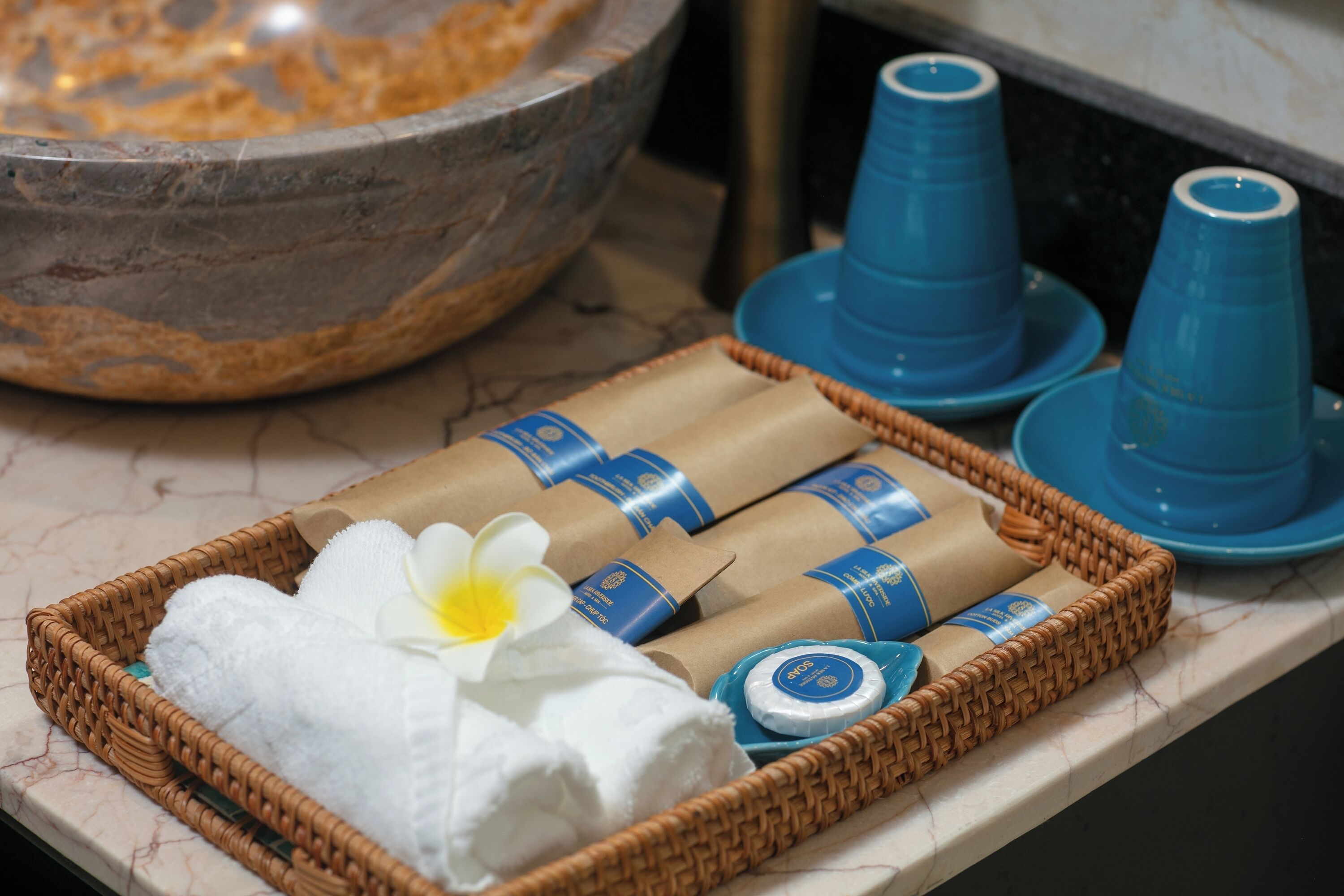 shower, rainfall showerhead, free toiletries, hair dryer