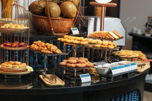 Breakfast, lunch served; local and international cuisine, garden views - Silk River Hoi An Hotel & Spa (Da Nang)