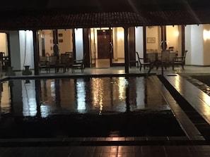 Hồ bơi ngoài trời