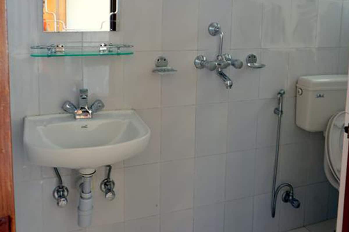 ห้องดีลักซ์ดับเบิล | ห้องน้ำ | ฝักบัว, ของใช้ในห้องน้ำระดับพรีเมียม, ไดร์เป่าผม (มีให้บริการตามคำขอ)