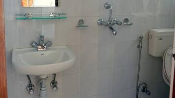 Habitació doble Deluxe | Bany | Dutxa, articles de tocador de disseny i assecador de cabells