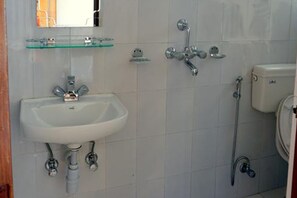 Doppia Deluxe | Bagno | Doccia, set di cortesia firmato, asciugacapelli, pantofole