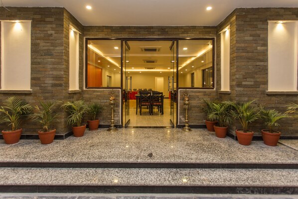 供應早餐、午餐、晚餐;本地及多國菜