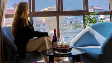 Deluxe kamer, 1 twee- of 2 eenpersoonsbedden | Een minibar, individueel gedecoreerd, geluiddichte muren