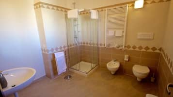 Quarto casal standard | Banheiro | Chuveiro, produtos de toalete grátis, secador de cabelo, bidê