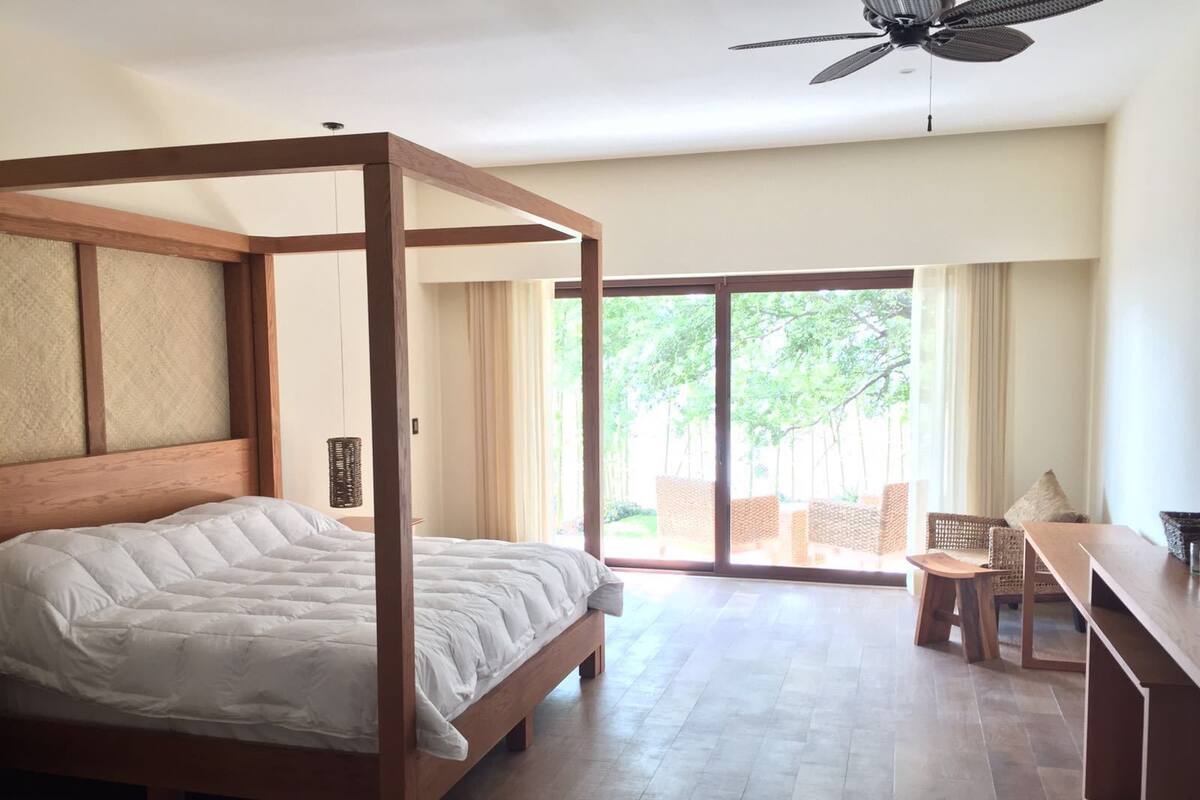 Standard Room, 1 King Bed | Premium bedding, down duvets, Select Comfort beds, minibar