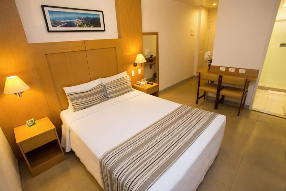 Habitación doble estándar de uso individual | Minibar, caja de seguridad en la habitación y decoración personalizada