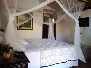 Suite tradicional, 1 cama de matrimonio, balcón, junto a la playa | Ropa de cama de alta calidad y colchones con acolchado adicional