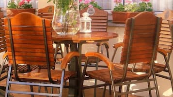 Breakfast, lunch, dinner served; international cuisine