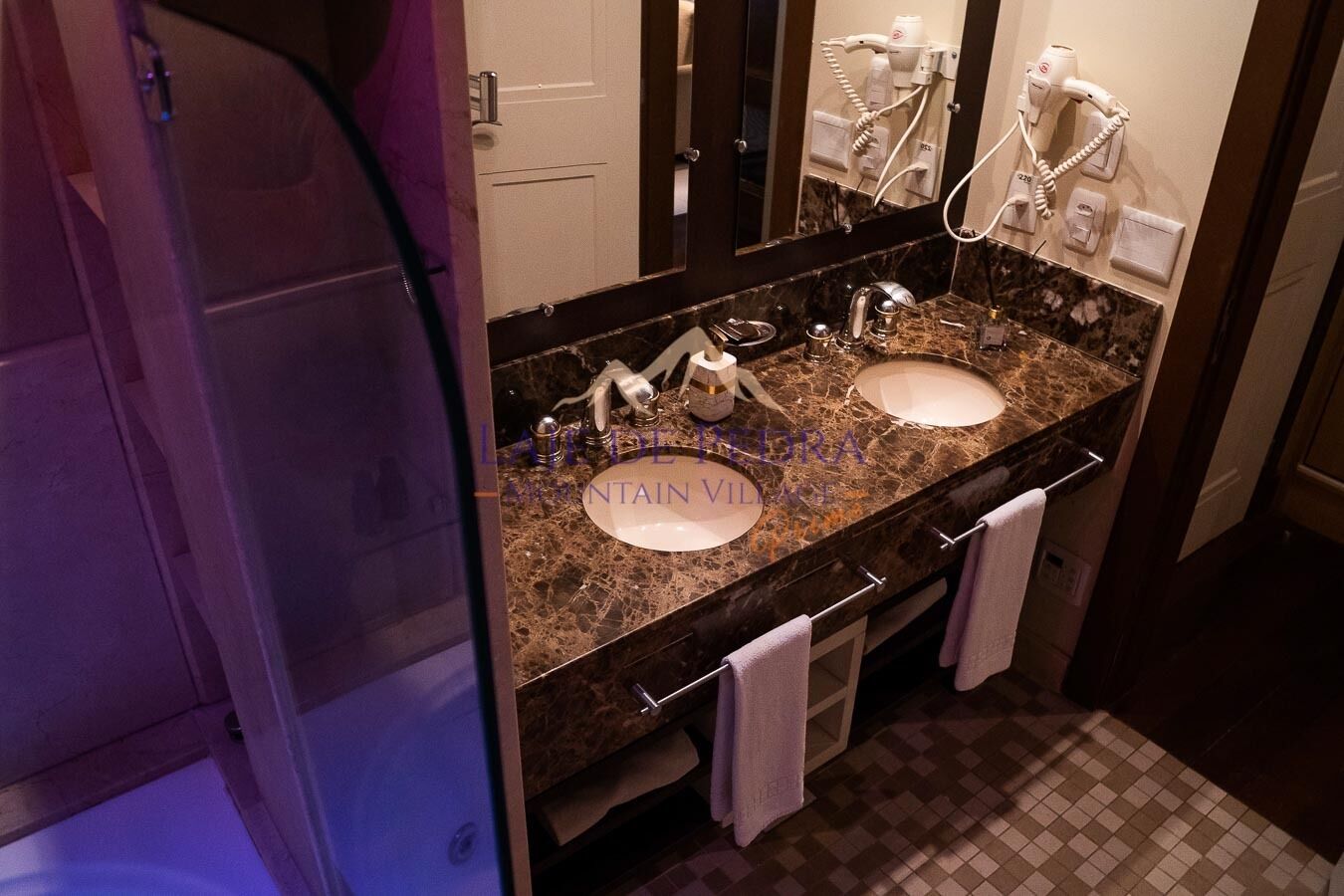 studio royal prime | bathroom | free toiletries, hair dryer, towels