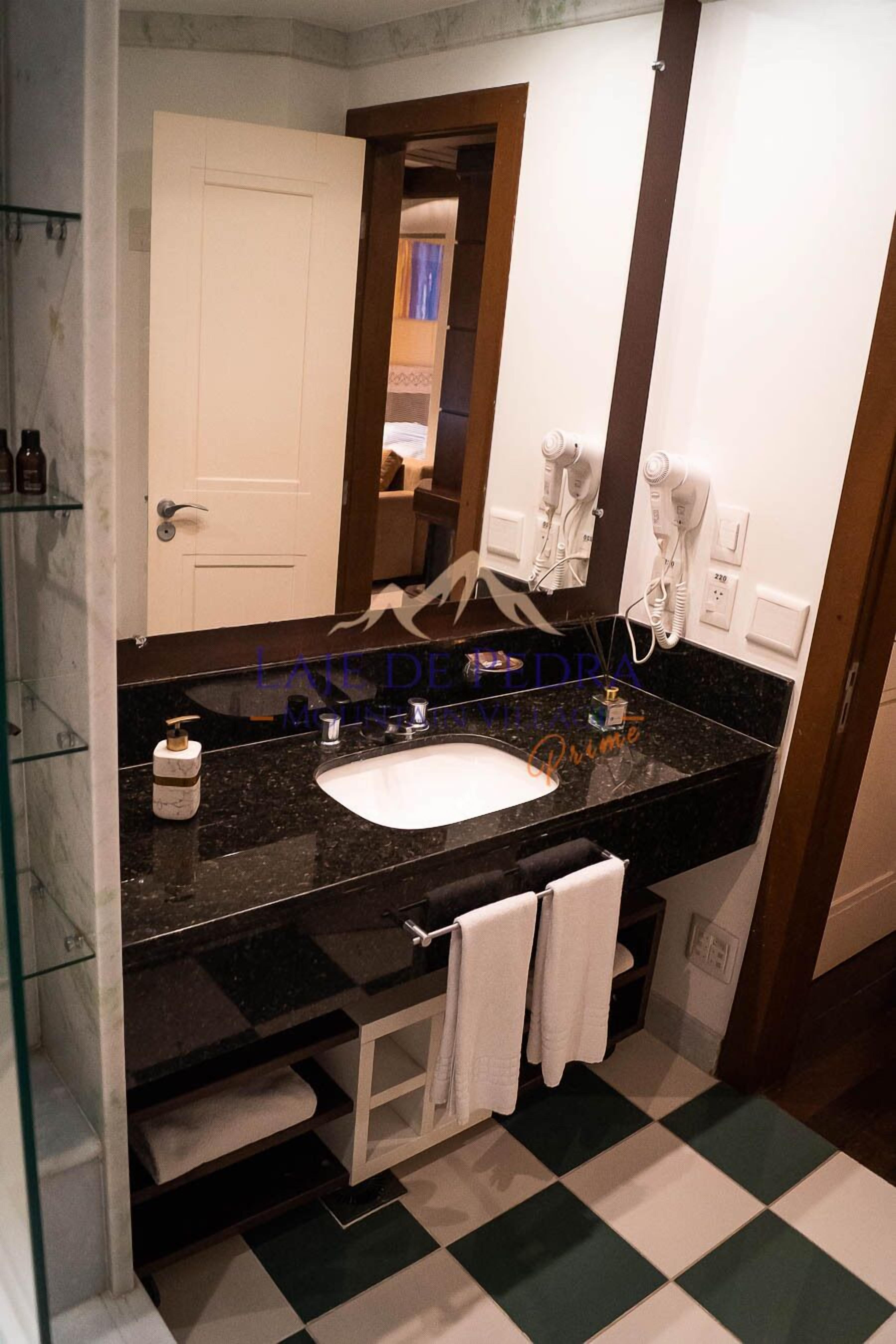 studio premium prime | bathroom | free toiletries, hair dryer, towels