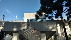 El exterior de un edificio con el logotipo de HP y el texto 'Laje de Pedra MOUNTAIN VILLAGE'.