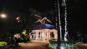Un edificio con un logotipo de pico de montaña y el texto "LAJE DE PEDRA MOUNTAIN VILLAGE Prime".