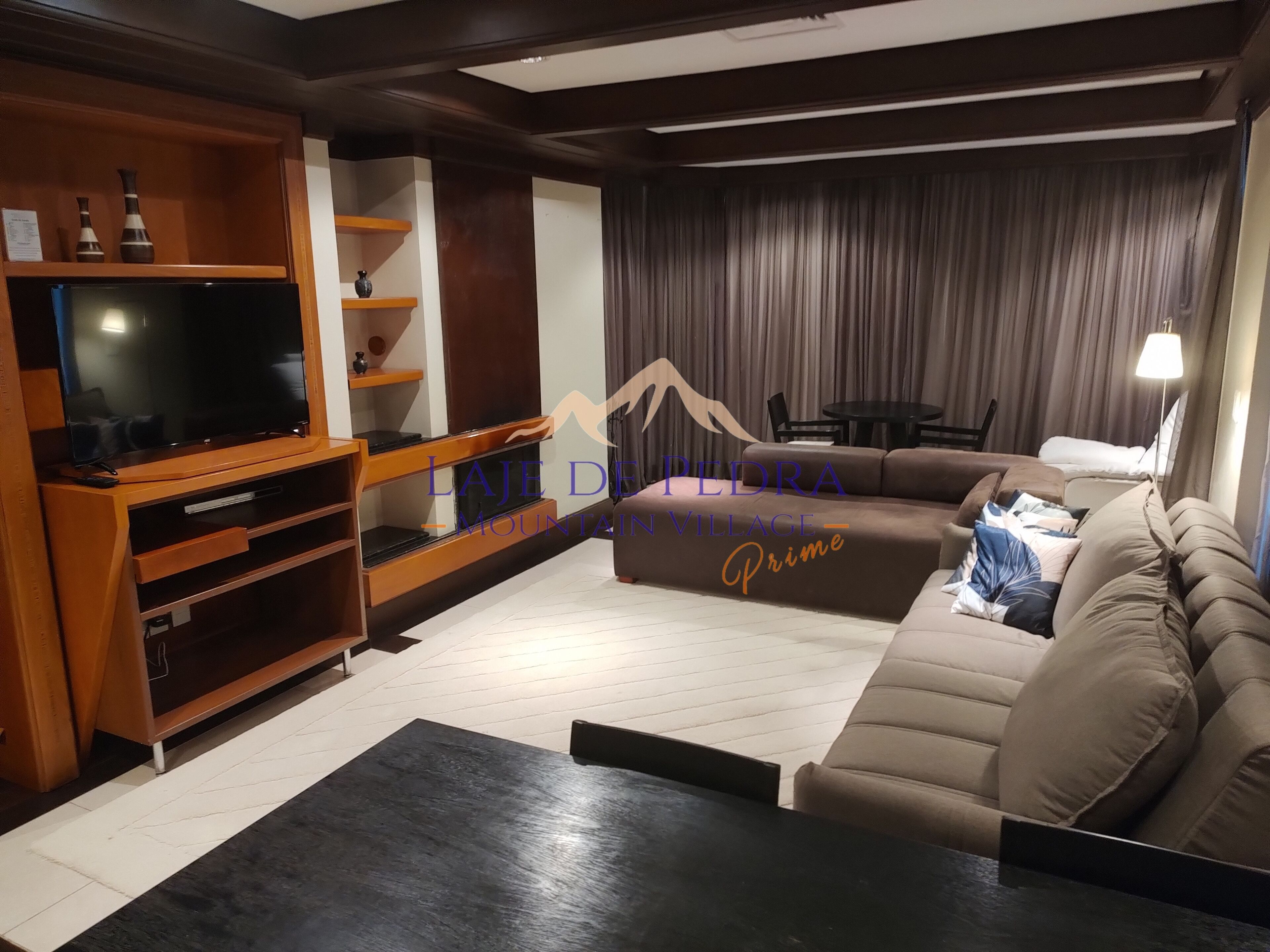 suite premium | living area | flat-screen tv, fireplace