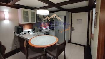 Suite Royal | Cozinha privada | Geladeira, micro-ondas, cooktop, cafeteira/chaleira