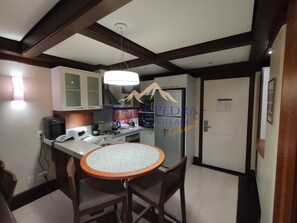 Suite Royal | Cozinha privada | Geladeira, micro-ondas, cooktop, cafeteira/chaleira