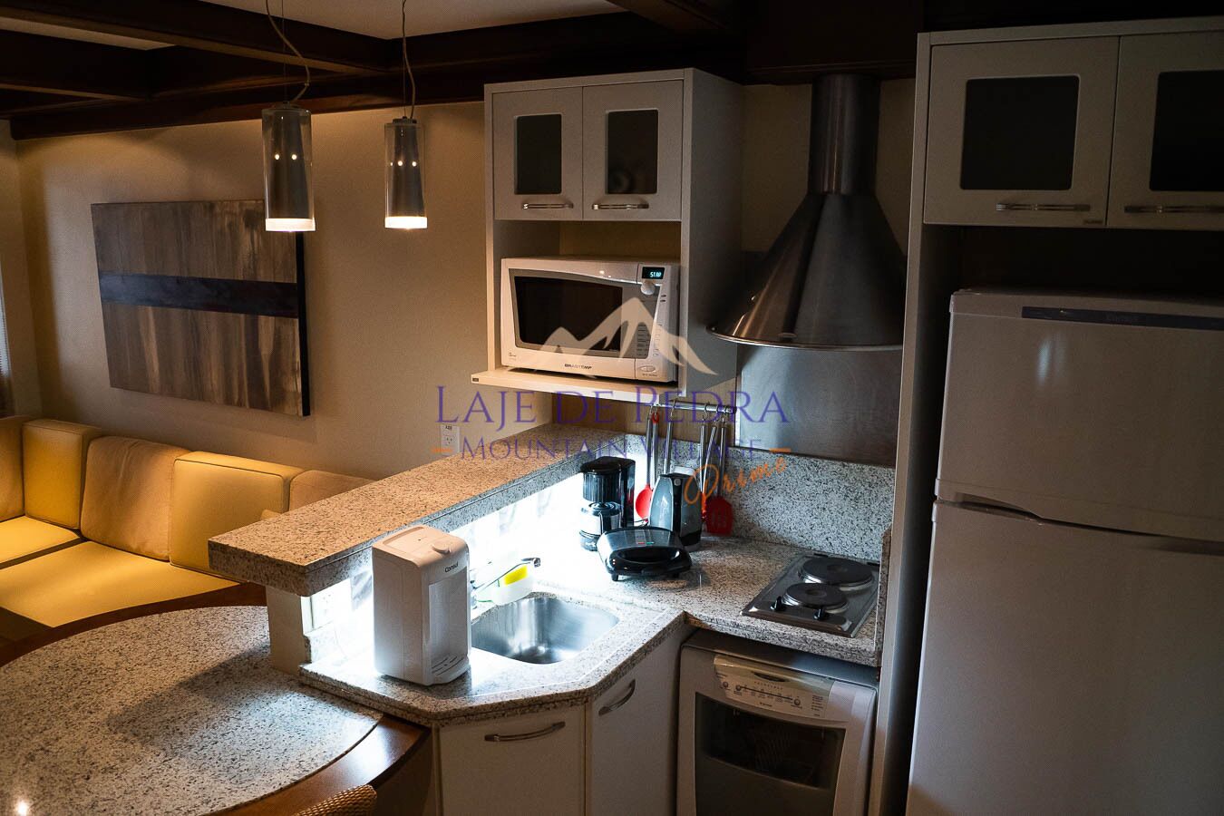 studio royal prime | private kitchen | fridge, microwave, stovetop, coffee/tea maker