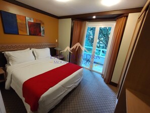 Studio Standard Prime | Una cassaforte in camera, con stile personalizzato, tende oscuranti