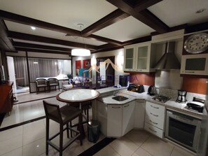 Executive suite | Privékeuken | Een koelkast, een microgolfoven, een kookplaat