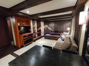 Suite Premium | Area soggiorno | TV a schermo piatto, caminetto