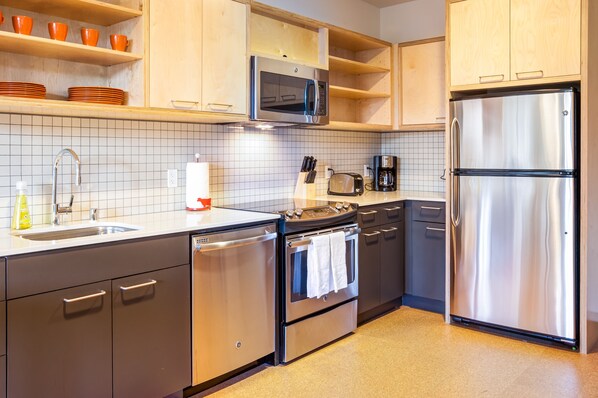 Apartment, 2 Bedrooms, Non Smoking, 2 Bathrooms | Private kitchen | Fridge, microwave, oven, stovetop