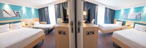 Habitación familiar, 1 cama de matrimonio, habitaciones comunicadas | Baño | Ducha, artículos de higiene personal gratuitos y toallas