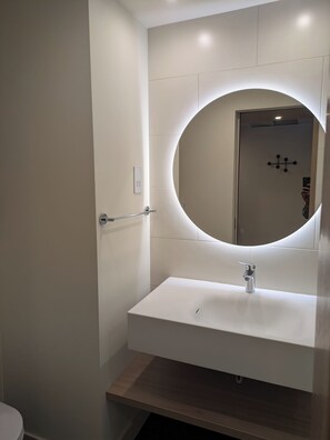 客房, 1 张特大床 | 浴室 | 淋浴设施、免费洗浴用品、毛巾