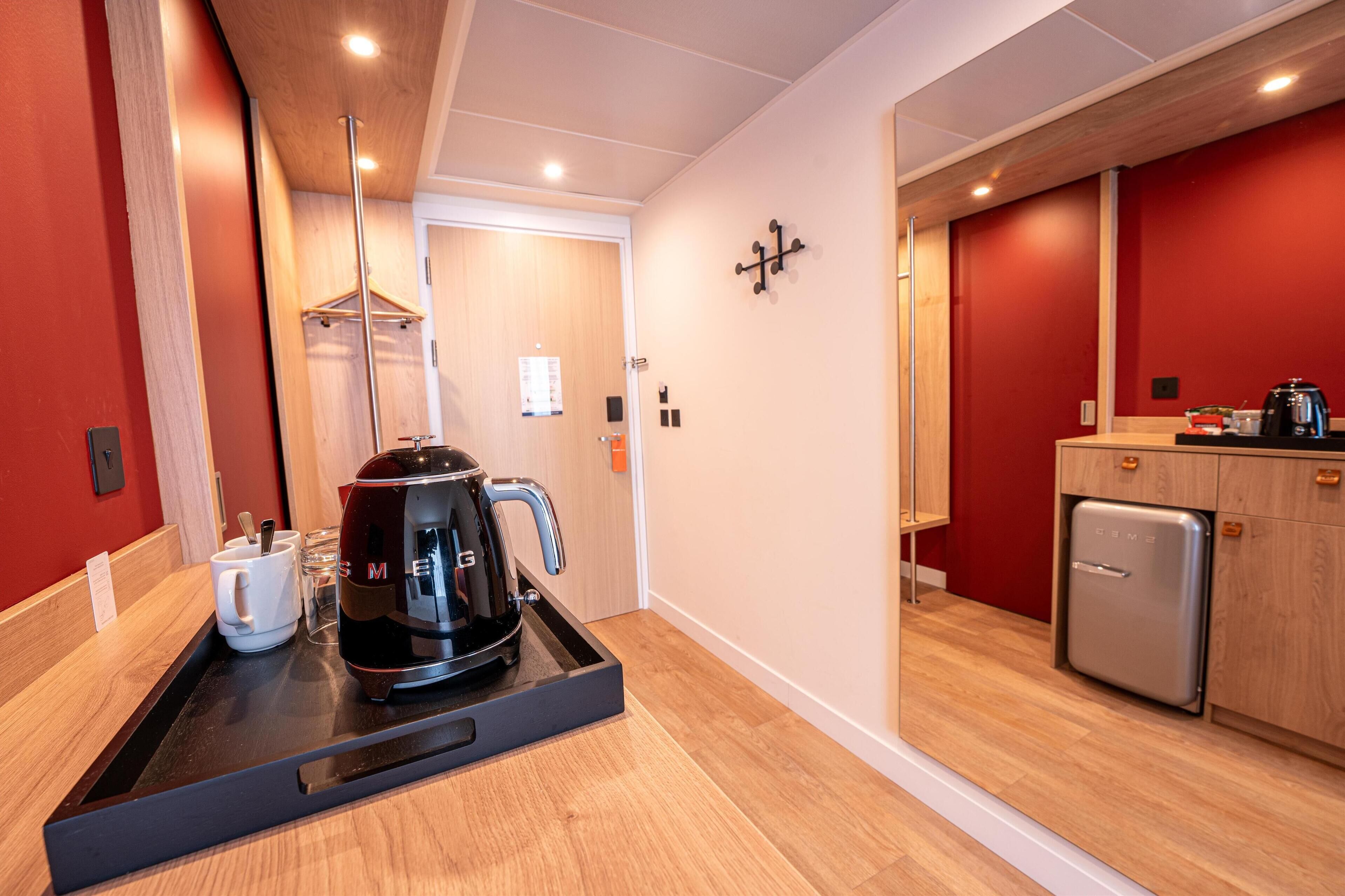 room, 1 king bed | hypo-allergenic bedding, in-room safe, desk, laptop workspace