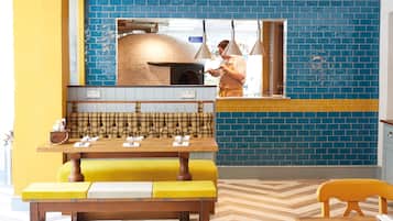 朝食、ランチ、ディナーに営業