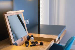 Escritorio, tabla de planchar con plancha, wifi gratis y ropa de cama 