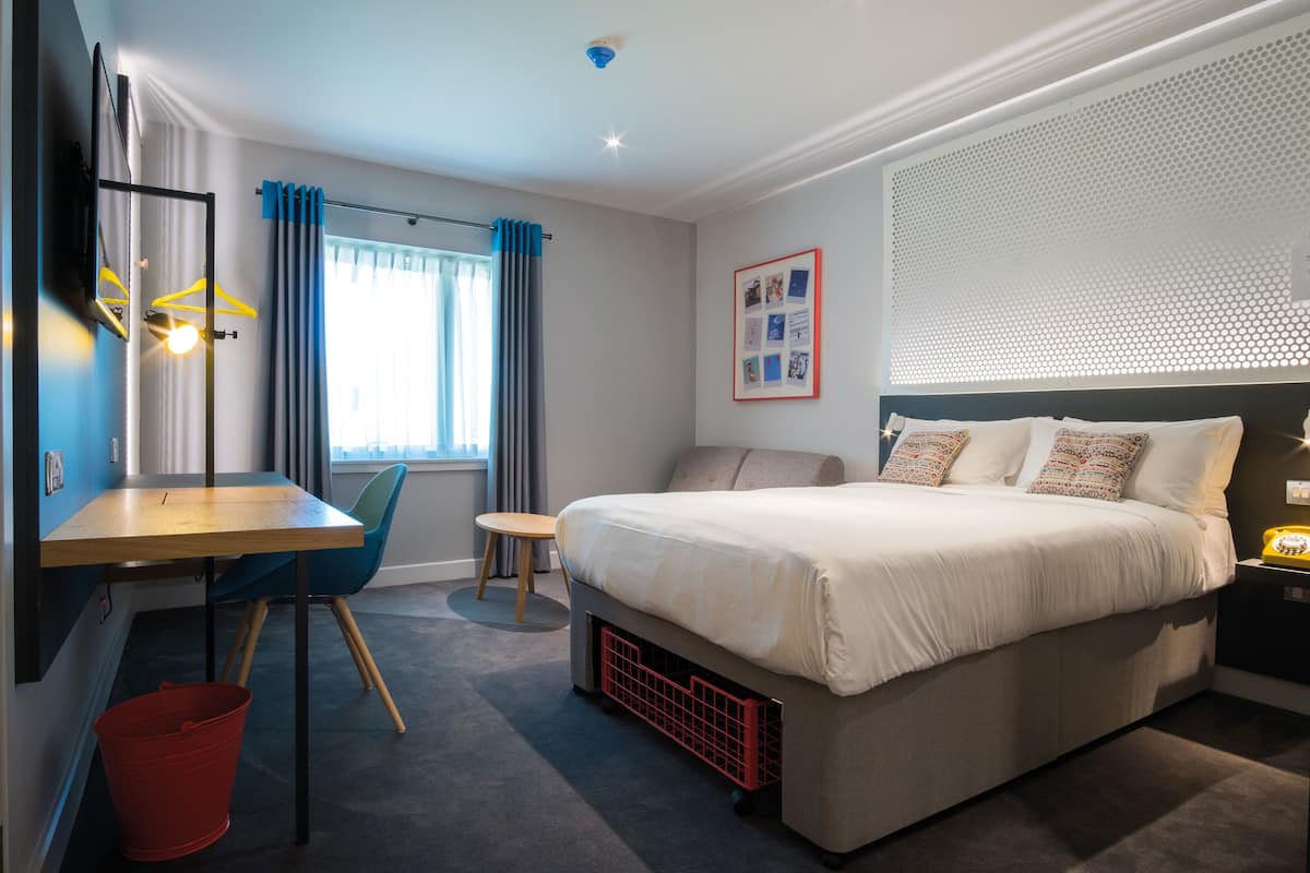 standard double room | desk, iron/ironing board, free wifi, bed sheets