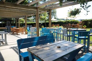 Se sirven desayunos, almuerzos y cenas; cocina británica