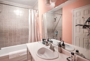 Habitación, 1 cama Queen size, baño en la habitación | Baño | Amenidades de baño gratuitas