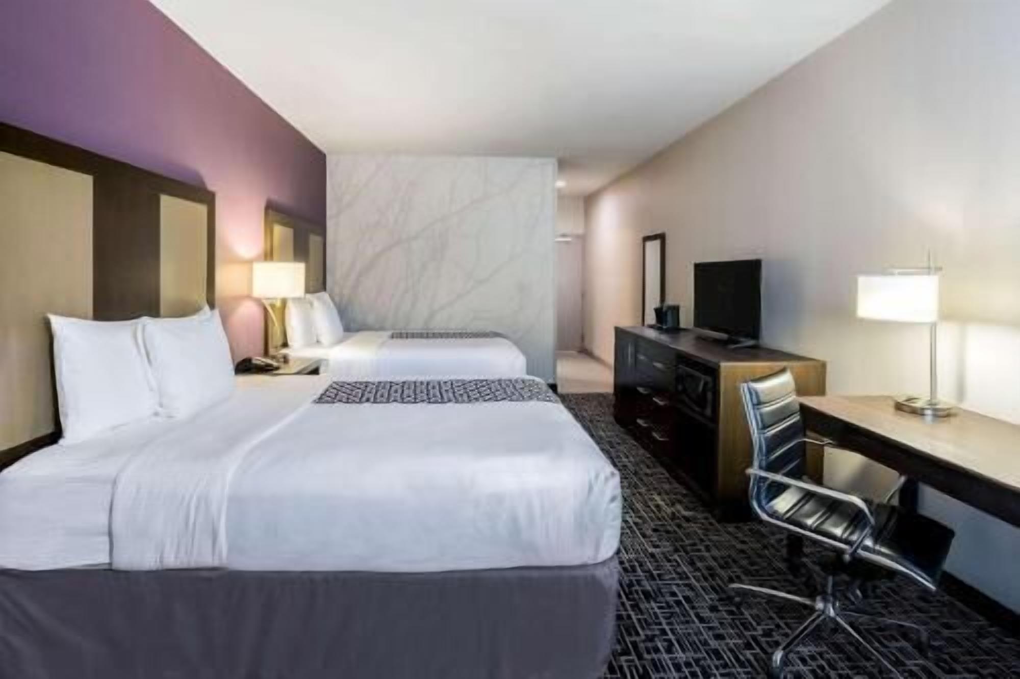 Luxe beddengoed, een bureau, een laptopwerkplek