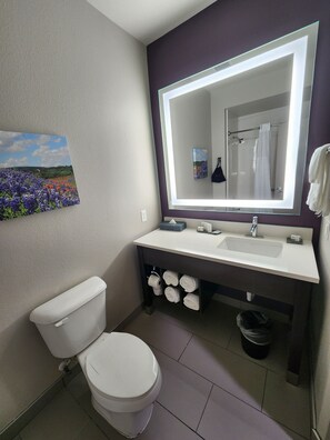 Articles de toilette (gratuits), séchoir à cheveux, serviettes fournies