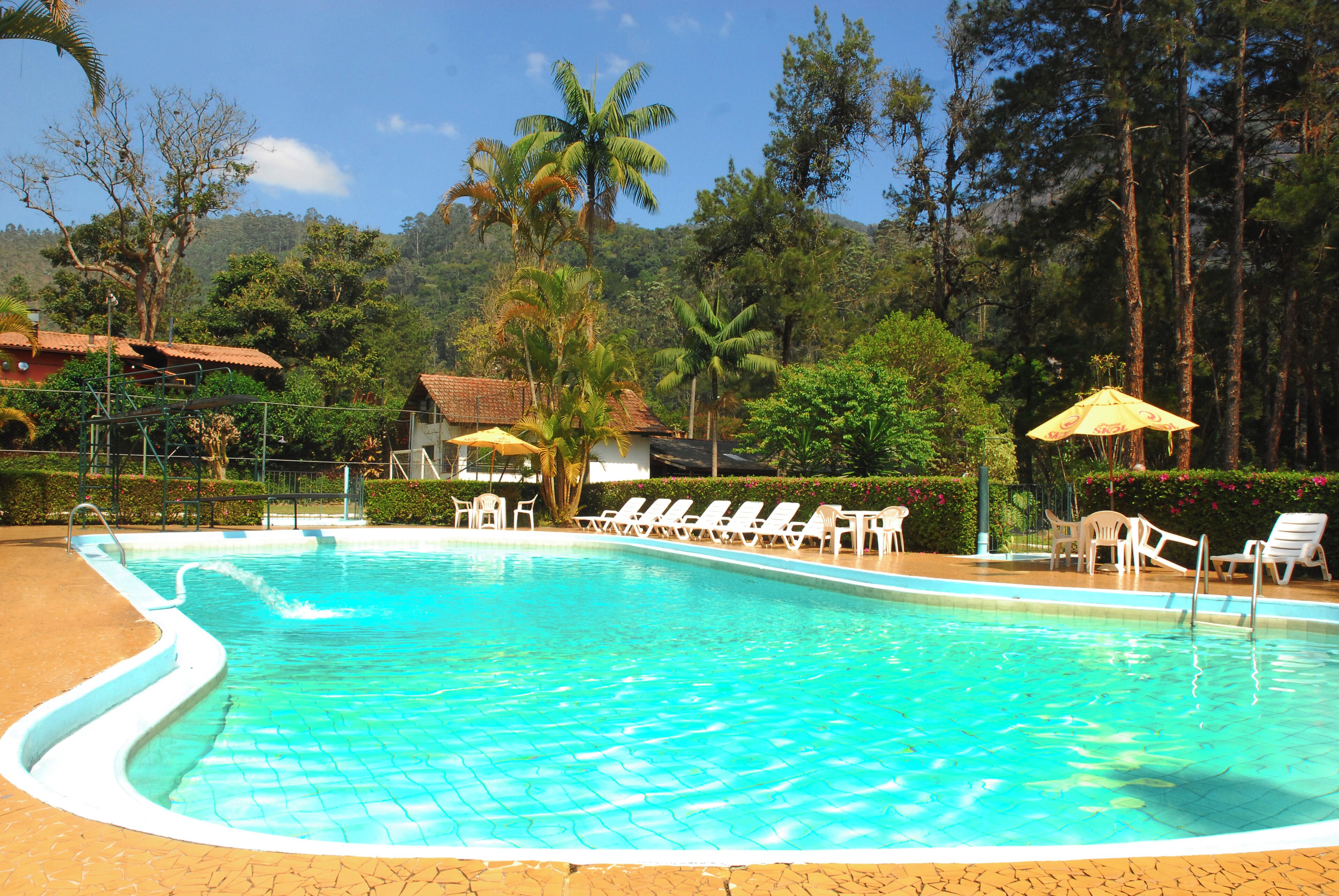 Piscina externa, guarda-sóis, espreguiçadeiras