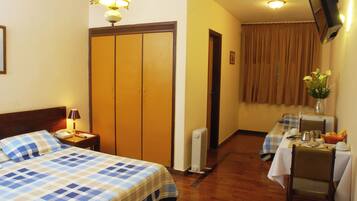 Minibar, skrivbord, mörkläggningsgardiner och gratis wi-fi