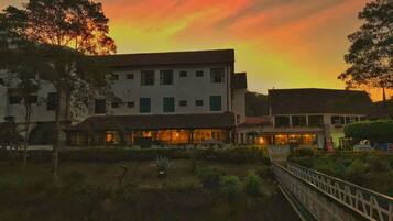 Boendets fasad - kväll/natt