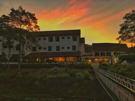 Majoituspaikan julkisivu illalla/yöllä