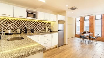 Standard-Apartment, 2 Schlafzimmer, Stadtblick | Eigene Küche | Großer Kühlschrank, Mikrowelle, Ofen, Herdplatte