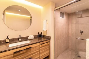 Apartamento estándar, 1 cama de matrimonio grande | Baño | Ducha y cabezal de ducha tipo lluvia