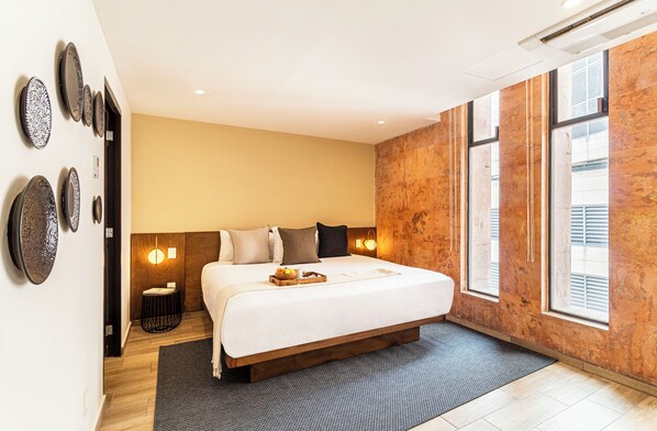 Departamento estándar, 2 habitaciones, vista a la ciudad | Caja de seguridad en la habitación y escritorio 