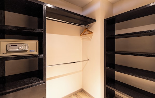 Standard Apartment, 2 Bedrooms | Bathroom | Shower, rainfall showerhead, free toiletries, hair dryer