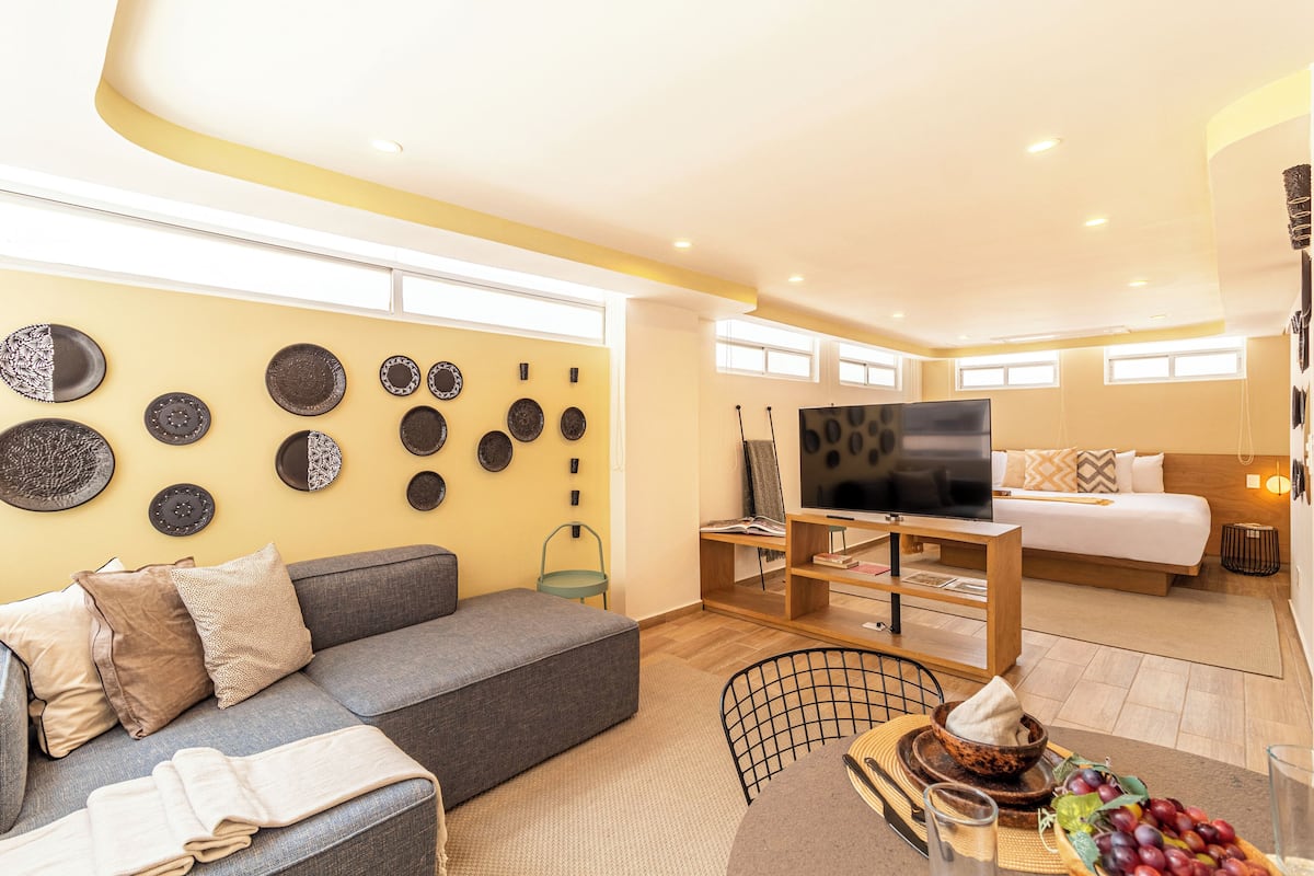 Standaard appartement, 1 kingsize bed | Woonruimte | Een flatscreentelevisie en een iPod-dock