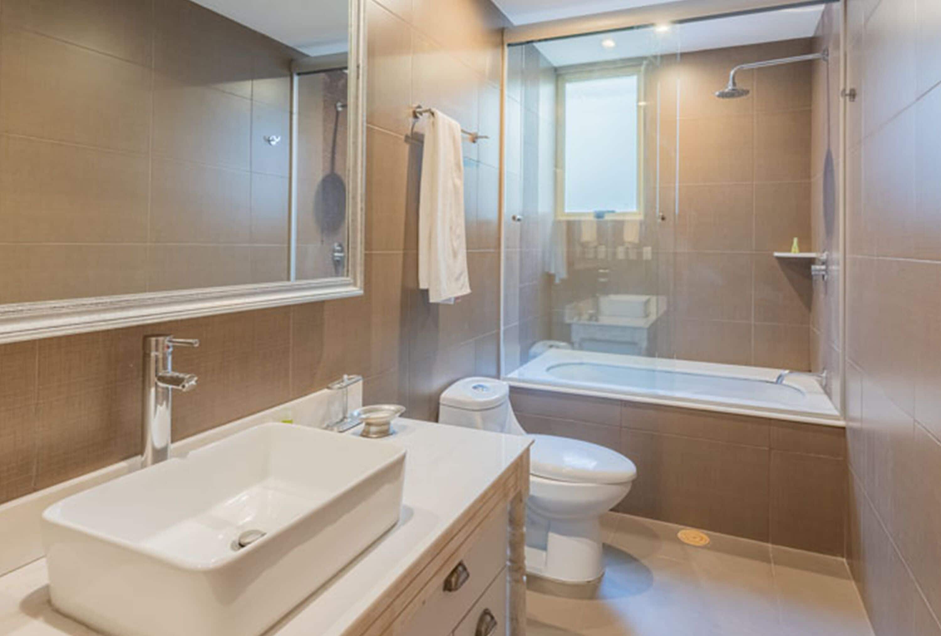 Deluxe Apartment | Bathroom | Shower, free toiletries, towels