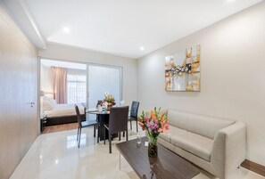 Junior-Apartment, Stadtblick | Wohnbereich | Flachbildfernseher, iPod-Dockingstation