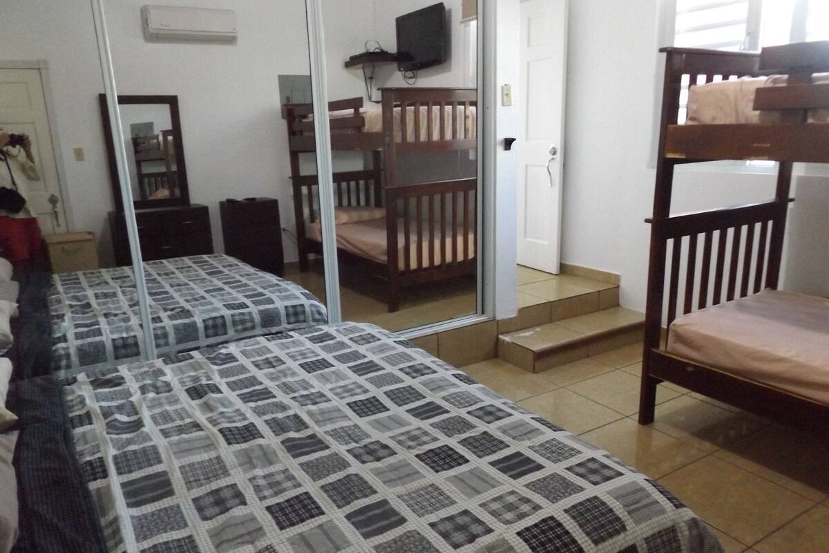 Comfort-Vierbettzimmer, 1 Schlafzimmer | 1 Schlafzimmer, Bügeleisen/Bügelbrett, kostenloses WLAN